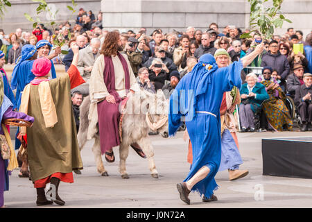 London, UK. 14. April 2017. Freiwillige reenacting die Passion Christi in Trafalgar Square Credit: Zefrog/Alamy Live News Stockfoto
