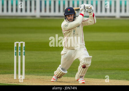 London, UK. 14. April 2017. Jordan Clark mit der Wimper für Lancashire gegen Surrey am ersten Tag des Spiels Specsavers County Championship im Oval. David Rowe/Alamy Live-Nachrichten Stockfoto