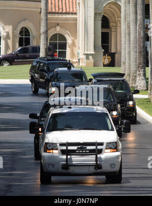 Florida, USA. 14. April 2017. Präsident Donald Trump Autokolonne fährt Trump International Golf Club Freitag Nachmittag, 14. April 2017. Bildnachweis: Bruce R. Bennett/der Palm Beach Post/ZUMA Draht/Alamy Live-Nachrichten Stockfoto