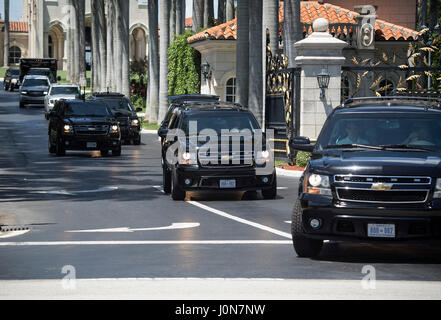 Florida, USA. 14. April 2017. Präsident Donald Trump Autokolonne fährt Trump International Golf Club Freitag Nachmittag, 14. April 2017. Bildnachweis: Bruce R. Bennett/der Palm Beach Post/ZUMA Draht/Alamy Live-Nachrichten Stockfoto