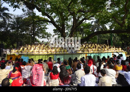 Dhaka, Bangladesch. 14. April 2017. Bangladeshi Sänger singen bei einem Konzert zur Feier des ersten Tages der Bangla Neujahr oder "Pahela Baisshakh", in Dhaka, Bangladesch, Freitag, 14. April 2017 statt. Tausende von Menschen aus Bangladesch am Freitag feierte das neue Jahr mit Messen, Konzerten und Rallyes. Bildnachweis: Mamunur Rashid/Alamy Live-Nachrichten Stockfoto