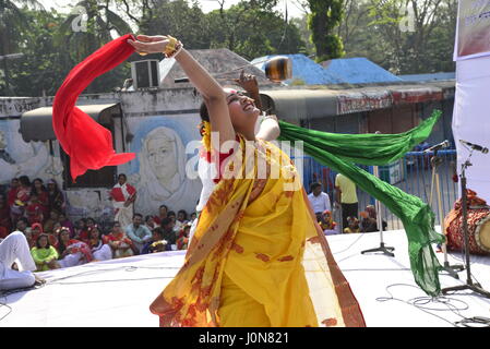 Dhaka, Bangladesch. 14. April 2017. Bangladeshi Künstler führt bei einem Konzert zur Feier des ersten Tages der Bangla Neujahr oder "Pahela Baisshakh", in Dhaka, Bangladesch, Freitag, 14. April 2017 statt. Tausende von Menschen aus Bangladesch am Freitag feierte das neue Jahr mit Messen, Konzerten und Rallyes. Bildnachweis: Mamunur Rashid/Alamy Live-Nachrichten Stockfoto