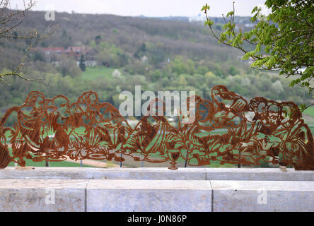 Frickenhausen, Deutschland. 13. April 2017. Leonardo da Vincis Werk "The Last Supper" aus Stahl in den Weinbergen von Frickenhausen, Deutschland, 13. April 2017. Die Skulptur eines fränkischen Künstlers gehört das Tourismusprojekt "Terroir-F" die besonders schönen Aussichtspunkten der fränkischen Wein-Landes zeigt. Foto: Karl-Josef Hildenbrand/Dpa/Alamy Live News Stockfoto