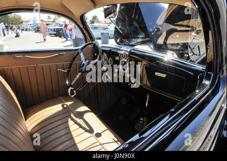 Las Vegas, Nevada, USA. 14. April 2017. David Sledge (Spotsylvania, Virginia) Besitzer dieses 1935 Ford drei Fenster-Coupé in seiner Familie seit über 50 Jahren bei Viva Las Vegas Rockabilly Weekend Car Show im Orleans Hotel and Casino am 14. April 2017. : Bildnachweis Marc Paulus: Marc Paulus/Alamy Live-Nachrichten Stockfoto