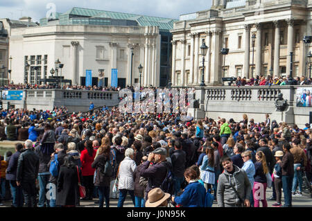 London, UK, 14. April 2017. Große Menschenmengen sehen "Die Passion Jesu" auf dem Trafalgar Square am Karfreitag. Bildnachweis: JOHNNY ARMSTEAD/Alamy Live-Nachrichten Stockfoto