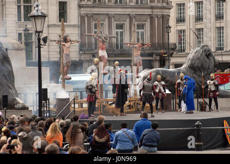 London, UK, 14. April 2017. Große Menschenmengen sehen "Die Passion Jesu" auf dem Trafalgar Square am Karfreitag. Bildnachweis: JOHNNY ARMSTEAD/Alamy Live-Nachrichten Stockfoto