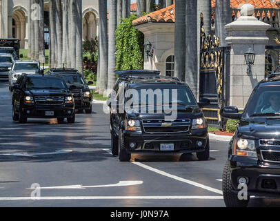 Florida, USA. 14. April 2017. Präsident Donald Trump Autokolonne fährt Trump International Golf Club Freitag Nachmittag, 14. April 2017. Bildnachweis: Bruce R. Bennett/der Palm Beach Post/ZUMA Draht/Alamy Live-Nachrichten Stockfoto