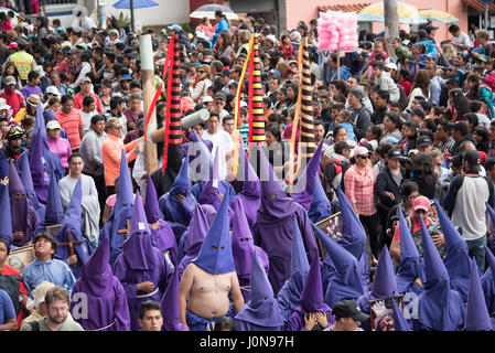 Quito, Ecuador. 14. April 2017. Cucuruchos führt die Prozession von Jesus del Gran Poder in historischen Quito, Ecuador; Gute Freitag, 14. April 2017. Bildnachweis: Angela Drake/Alamy Live-Nachrichten Stockfoto