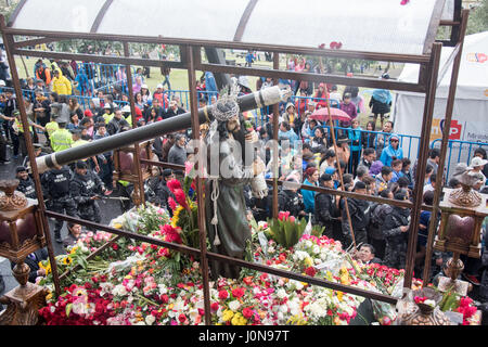 Quito, Ecuador. 14. April 2017. Jesus del Gran Poder, vorbei an der Basilika del Voto Nacional, historischen Quito, Ecuador-Credit: Angela Drake/Alamy Live News Stockfoto