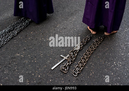 Madrid, Spanien. 14. April 2017. Barfuß Büßer der Bruderschaft der Jesus de Medinaceli ziehen Sie Ketten und Kreuze, die während der Prozession der Karfreitag Kredit an ihre Knöchel gebunden: Marcos del Mazo/Alamy Live News Stockfoto