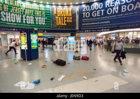 New York, USA. 14. April 2017. Persönliche Gegenstände werden über bestreut, nachdem Hunderte von Menschen aus der Penn Station in New York auf Freitag, 14. April 2017 nach einer unbegründeten aktive Schütze Bericht stampede.  (© Richard B. Levine) Bildnachweis: Richard Levine/Alamy Live-Nachrichten Stockfoto