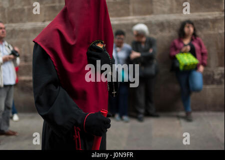 Spanien, Barcelona. 14. April 2017. Eine vermummte Büßer von "Nuestra Señora de Las Angustias" Bruderschaft beteiligt sich während einer Prozession der Karwoche in Barcelona, Spanien-Credit: Charlie Perez/Alamy Live News Stockfoto