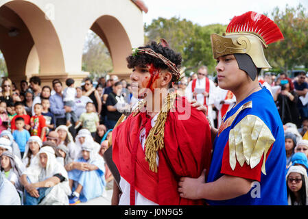 Florida, USA. 14. April 2017. Erlassen Sie Victor Hernandez, 16, links, und Louis Garcia, 15 und Jugend Gruppenmitglieder von junge Katholiken in Aktion, die Stationen des Kreuzes am St. Juliana katholische Kirche in West Palm Beach am 14. April 2017. Bildnachweis: Richard Graulich/The Palm Beach Post/ZUMA Draht/Alamy Live-Nachrichten Stockfoto