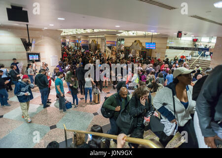 New York, USA. 14. April 2017. Hunderte von Menschen packen der NJ Transit Wartebereich in Penn Station in New York auf Freitag, 14. April 2017 nach einem NJ Transit Zug verlorene macht in der Hudson-Tunnel. Züge in Penn Station, New Jersey Transit, Amtrak und die LIRR waren erhebliche Verspätungen. Die 1200 Menschen im Zug waren drei Stunden lang gefangen. (© Richard B. Levine) Bildnachweis: Richard Levine/Alamy Live-Nachrichten Stockfoto