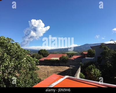 San Jose. 14. April 2017. Foto aufgenommen am 14. April 2017 zeigt die Poas Vulkan speit Rauch und Asche in der Provinz Alajuela, nördlich von San Jose, der Hauptstadt von Costa Rica. Nur zwei Tage nach dem plötzlich ausbrechenden mit genug Kraft, um einen Riss in der Kuppel von seinem Krater verlassen spuckte Costa Ricas Poas Vulkan am Freitag eine Wolke aus Rauch und Asche mehr als drei Kilometer in die Luft. Bildnachweis: Xinhua/Alamy Live-Nachrichten Stockfoto