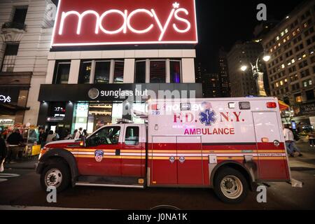 New York, USA. 14. April 2017. Große Polizei fährt, Retter außerhalb der Macy Kaufhaus in Manhattan, New York, späten Freitagabend, 14. Der Polizeichef der Stadt berichtet auf einer Pressekonferenz vor dem Geschäft, sei es eine gefälschte Kugel von Aufnahmen, die großen Sorge der Kunden in der Region erzeugt, die heute mit einer oben genannten durchschnittlichen Bewegung aufgrund der Osterferien war. (FOTO: WILLIAM VOLCOV / BRASILIEN FOTO PRESSE) Bildnachweis: Brasilien Foto Presse/Alamy Live-Nachrichten Stockfoto