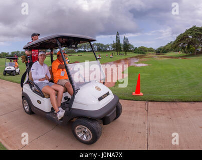 Honolulu, Hawaii, USA. 14. April 2017. in Runde 3 der LPGA LOTTE Meisterschaft präsentiert von Hershey im Ko Olina Golf Club in Honolulu, Hawaii. Steven Erler/CSM 14. April 2017: Lindy Duncan of Florida von den Überschwemmungen transportiert wird 5. Loch Fairway in Runde 3 der LPGA LOTTE Meisterschaft präsentiert von Hershey im Ko Olina Golf Club in Honolulu, Hawaii. Steven Erler/CSM/Alamy Live-Nachrichten Stockfoto