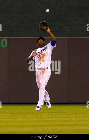 Kansas City, Missouri, USA. 14. April 2017. Lorenzo Kain #6 von den Kansas City Royals fängt ein Outfield schlug während MLB Spielaktion zwischen den Kansas City Royals und die Los Angeles Angels im Kauffman Stadium in Kansas City, Missouri Kyle Rivas/CSM/Alamy Live News Stockfoto
