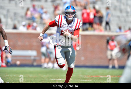 Oxford, MS, USA. 8. April 2017. Roten Quarterback Shea Patterson läuft Upfield im vierten Quartal eine NCAA College-Football-Frühling-Spiel Vaught Hemmingway-Stadion in Oxford, MS. Das rote Team gewann 31-29. Austin McAfee/CSM/Alamy Live-Nachrichten Stockfoto