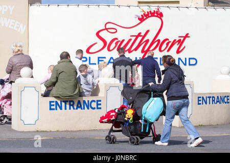 Southport, Merseyside. 15. April 2017. Großbritannien Wetter.  Trotz des kühlen Wetters, Touristen besuchen Sie den Badeort Southport in Merseyside für einen unterhaltsamen Familienausflug.  Tausende von Menschen werden auf den Strand und Marine See bis Ostersamstag optimal absteigen.  Bildnachweis: Cernan Elias/Alamy Live-Nachrichten Stockfoto