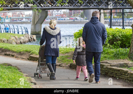 Southport, Merseyside. 15. April 2017. Großbritannien Wetter.  Trotz des kühlen Wetters, Touristen besuchen Sie den Badeort Southport in Merseyside für einen unterhaltsamen Familienausflug.  Tausende von Menschen werden auf den Strand und Marine See bis Ostersamstag optimal absteigen.  Bildnachweis: Cernan Elias/Alamy Live-Nachrichten Stockfoto