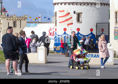 Southport, Merseyside. 15. April 2017. Großbritannien Wetter.  Trotz des kühlen Wetters, Touristen besuchen Sie den Badeort Southport in Merseyside für einen unterhaltsamen Familienausflug.  Tausende von Menschen werden auf den Strand und Marine See bis Ostersamstag optimal absteigen.  Bildnachweis: Cernan Elias/Alamy Live-Nachrichten Stockfoto