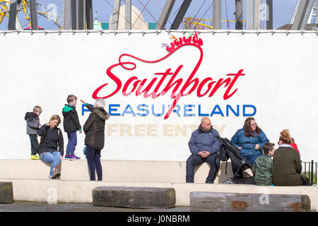 Southport, Merseyside. 15. April 2017. Großbritannien Wetter.  Trotz des kühlen Wetters, Touristen besuchen Sie den Badeort Southport in Merseyside für einen unterhaltsamen Familienausflug.  Tausende von Menschen werden auf den Strand und Marine See bis Ostersamstag optimal absteigen.  Bildnachweis: Cernan Elias/Alamy Live-Nachrichten Stockfoto