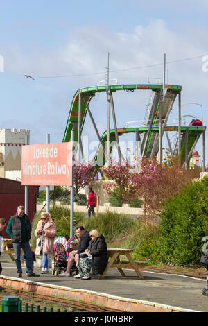 Southport, Merseyside. 15. April 2017. Großbritannien Wetter.  Trotz des kühlen Wetters, Touristen besuchen Sie den Badeort Southport in Merseyside für einen unterhaltsamen Familienausflug.  Tausende von Menschen werden auf den Strand und Marine See bis Ostersamstag optimal absteigen.  Bildnachweis: Cernan Elias/Alamy Live-Nachrichten Stockfoto