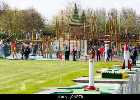 Southport, Merseyside. 15. April 2017. Großbritannien Wetter.  Trotz des kühlen Wetters, Touristen besuchen Sie den Badeort Southport in Merseyside für einen unterhaltsamen Familienausflug.  Tausende von Menschen werden auf den Strand und Marine See bis Ostersamstag optimal absteigen.  Bildnachweis: Cernan Elias/Alamy Live-Nachrichten Stockfoto