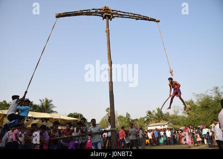 Burdwan, West-Bengalen, Indien. 14. Apr, 2017-Anhänger Charak Pooja, Westbengal, Menschen beobachten, während Charak Puja Festival Ritual durchgeführt hängenden Seil mit Haken am Rücken, am letzten Tag des bengalischen Kalenders in Burdwan. Es ist ein Festival der Buße, der Hindu Gott Shiva gewidmet. Stockfoto