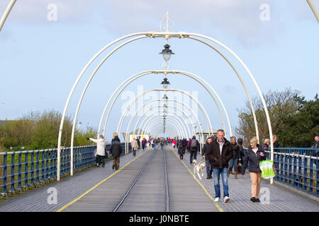 Southport, Merseyside. 15. April 2017. Großbritannien Wetter.  Trotz des kühlen Wetters, Touristen besuchen Sie den Badeort Southport in Merseyside für einen unterhaltsamen Familienausflug.  Tausende von Menschen werden auf den Strand und Marine See bis Ostersamstag optimal absteigen.  Bildnachweis: Cernan Elias/Alamy Live-Nachrichten Stockfoto