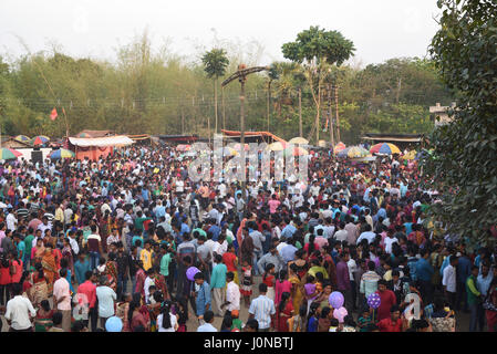 Burdwan, West-Bengalen, Indien. zeigen Sie 14. Apr, 2017-Menge Charak Puja Festival am letzten Tag des bengalischen Kalenders, Gläubigen Menschen hängen am Seil mit Haken auf der Rückseite an. Es ist ein Festival der Buße der Hindu Gott Shiva, religiösen hinduistischen Leute beobachten dieses Ereignis gewidmet. Stockfoto