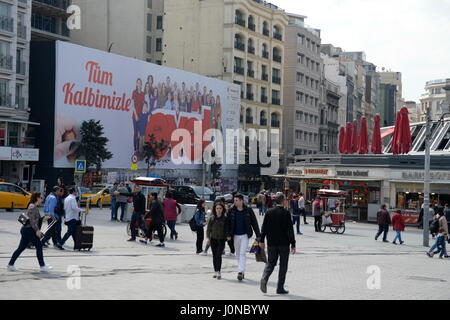 Istanbul, Türkei. 15. April 2017. Istanbul einen Tag vor dem Referendum. Der Wahlkampf heute im Endspurt. Das Bild zeigt Poster „mit Ja abstimmen“. Kredit: Franz Perc / Alamy Live News Stockfoto