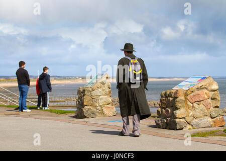 Die Leute auf der Strandpromenade in Aberdeen, Schottland, Großbritannien Wetter. 15. April 2017. Sonne & Duschen am Strand, wie Schiffen am Horizont Anker warten auf einen Hafen Liegeplatz. Kredit; MediaWorldImages/AlamyLiveNews Stockfoto