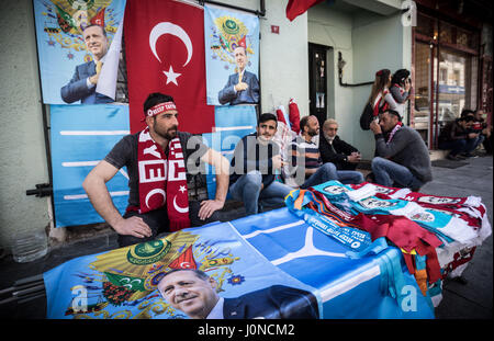 Istanbul, Türkei. 15. April 2017. Plakate mit dem Bild der Präsident Recep Tayyip Erdogan auf Verkauf in Seriyer, in der Nähe von Istanbul, Türkei, 15. April 2017. Auf Sonntag, 16. April 2017 gehen türkische Wähler zu den Urnen über eine Verfassungsänderung zur Einführung eines Präsidialsystems entscheiden, die Präsident Erdogan mehr Macht verleihen würde. Foto: Michael Kappeler/Dpa/Alamy Live News Stockfoto