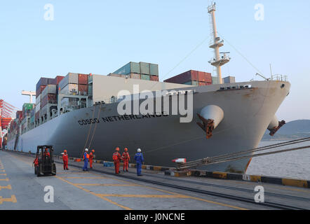 (170415)--SHANGHAI, 15. April 2017 (Xinhua)--Container Frachter Niederlande China Ocean Shipping (Group) Company (COSCO) Anker in einem Kai in Ost-China Shanghai Municipality, 15. April 2017. Container-Frachter Niederlande stoppt von Singapur, den Suez-Kanal, Rotterdam, Hamburg, Antwerpen und der Hafen von Piräus in Griechenland, nachdem es Shanghai verlassen. (Xinhua/Chen Fei) (Wjq) Stockfoto