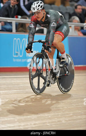 London, UK. 14. April 2017. Matt Rotherham (Sportcity Velo) Anfang bis zum Rennen in offene internationale Sprint-Finale an der südlichen Grafschaften Cycling Union Karfreitag Track Cycling gerecht zu werden, Lee Valley Velodrom, London, UK. Der Karfreitag-Sitzung ist einer legendären und einzigartigen Track cycling Veranstaltung im Vereinigten Königreich, die eine 114 jährige Geschichte hat. Da der einzige Eintrag Veranstaltung im britischen Bahnradfahren öffnen, sieht es Amateur- und Profi Fahrer nebeneinander auf der gleichen Strecke. Bildnachweis: Michael Preston/Alamy Live-Nachrichten Stockfoto