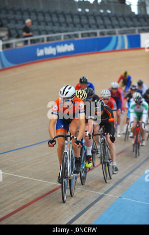 London, UK. 14. April 2017. Radfahrer Rennen rund um Lee Valley Velodrom während der südlichen Grafschaften Cycling Union Karfreitag Track Cycling gerecht zu werden, London, UK. Der Karfreitag-Sitzung ist einer legendären und einzigartigen Track cycling Veranstaltung im Vereinigten Königreich, die eine 114 jährige Geschichte hat. Da der einzige Eintrag Veranstaltung im britischen Bahnradfahren öffnen, sieht es Amateur- und Profi Fahrer nebeneinander auf der gleichen Strecke. Bildnachweis: Michael Preston/Alamy Live-Nachrichten Stockfoto