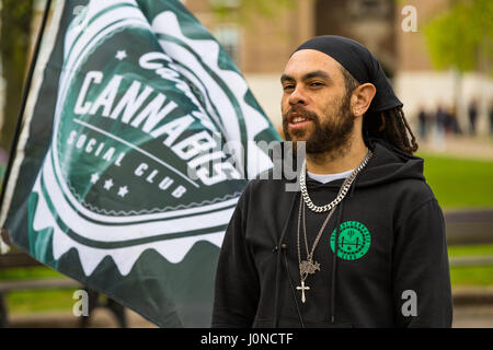 Bristol, UK. 15. April 2017. Bristol Cannabis Club Mitbegründer Alistar Burrell Werbetätigkeit für die Legalisierung von Cannabis marschierten von Bristol College Green, Clifton Downs, eines der Dutzenden von pro-Cannabis-Veranstaltungen, die jährlich auf der ganzen Welt unter der Überschrift von 420 organisiert werden, die in der Regel am 20. April stattfinden. Nur eine Handvoll Demonstranten herausstellte. Bristol, UK. 15. April 2017. Bildnachweis: Redorbital Fotografie/Alamy Live-Nachrichten Stockfoto