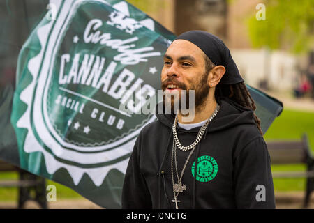 Bristol, UK. 15. April 2017. Bristol Cannabis Club Mitbegründer Alistar Burrell Werbetätigkeit für die Legalisierung von Cannabis marschierten von Bristol College Green, Clifton Downs, eines der Dutzenden von pro-Cannabis-Veranstaltungen, die jährlich auf der ganzen Welt unter der Überschrift von 420 organisiert werden, die in der Regel am 20. April stattfinden. Nur eine Handvoll Demonstranten herausstellte. Bristol, UK. 15. April 2017. Bildnachweis: Redorbital Fotografie/Alamy Live-Nachrichten Stockfoto