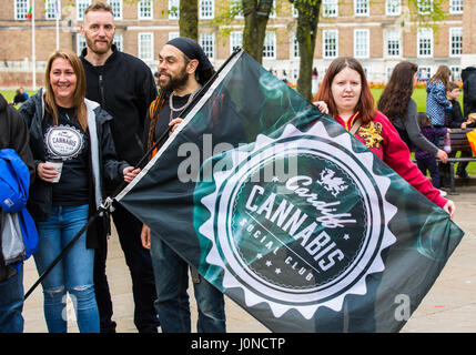 Bristol, UK. 15. April 2017. Aktivisten für die Legalisierung von Cannabis marschierten von Bristol College Green, Clifton Downs, eines der Dutzenden von pro-Cannabis-Veranstaltungen, die jährlich auf der ganzen Welt unter der Überschrift von 420 organisiert werden, die in der Regel am 20. April stattfinden. Nur eine Handvoll Demonstranten herausstellte. Bristol, UK. 15. April 2017. Bildnachweis: Redorbital Fotografie/Alamy Live-Nachrichten Stockfoto