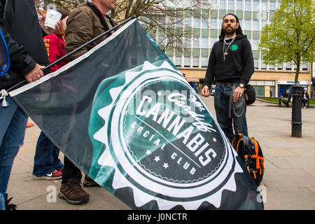 Bristol, UK. 15. April 2017. Bristol Cannabis Club Mitbegründer Alistar Burrell mit Aktivisten für die Legalisierung von Cannabis marschierten von Bristol College Green, Clifton Downs, eines der Dutzenden von pro-Cannabis-Veranstaltungen, die jährlich auf der ganzen Welt unter der Überschrift von 420 organisiert werden, die in der Regel am 20. April stattfinden. Nur eine Handvoll Demonstranten herausstellte. Bristol, UK. 15. April 2017. Bildnachweis: Redorbital Fotografie/Alamy Live-Nachrichten Stockfoto