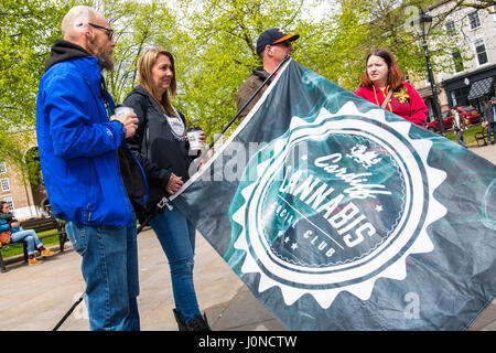 Bristol, UK. 15. April 2017. Aktivisten für die Legalisierung von Cannabis marschierten von Bristol College Green, Clifton Downs, eines der Dutzenden von pro-Cannabis-Veranstaltungen, die jährlich auf der ganzen Welt unter der Überschrift von 420 organisiert werden, die in der Regel am 20. April stattfinden. Nur eine Handvoll Demonstranten herausstellte. Bristol, UK. 15. April 2017. Bildnachweis: Redorbital Fotografie/Alamy Live-Nachrichten Stockfoto