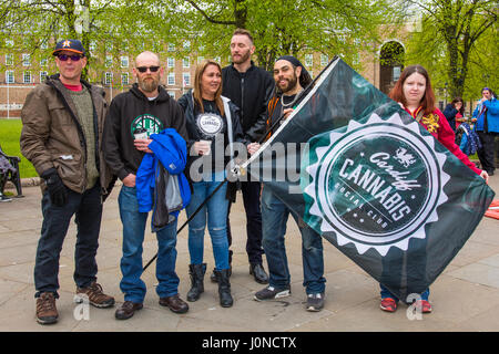 Bristol, UK. 15. April 2017. Aktivisten für die Legalisierung von Cannabis marschierten von Bristol College Green, Clifton Downs, eines der Dutzenden von pro-Cannabis-Veranstaltungen, die jährlich auf der ganzen Welt unter der Überschrift von 420 organisiert werden, die in der Regel am 20. April stattfinden. Nur eine Handvoll Demonstranten herausstellte. Bristol, UK. 15. April 2017. Bildnachweis: Redorbital Fotografie/Alamy Live-Nachrichten Stockfoto