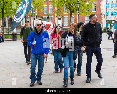 Bristol, UK. 15. April 2017. Aktivisten für die Legalisierung von Cannabis marschierten von Bristol College Green, Clifton Downs, eines der Dutzenden von pro-Cannabis-Veranstaltungen, die jährlich auf der ganzen Welt unter der Überschrift von 420 organisiert werden, die in der Regel am 20. April stattfinden. Nur eine Handvoll Demonstranten herausstellte. Bristol, UK. 15. April 2017. Bildnachweis: Redorbital Fotografie/Alamy Live-Nachrichten Stockfoto