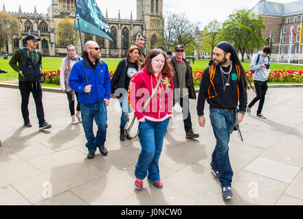 Bristol, UK. 15. April 2017. Aktivisten für die Legalisierung von Cannabis marschierten von Bristol College Green, Clifton Downs, eines der Dutzenden von pro-Cannabis-Veranstaltungen, die jährlich auf der ganzen Welt unter der Überschrift von 420 organisiert werden, die in der Regel am 20. April stattfinden. Nur eine Handvoll Demonstranten herausstellte. Bristol, UK. 15. April 2017. Bildnachweis: Redorbital Fotografie/Alamy Live-Nachrichten Stockfoto