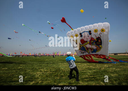 Weifang, China Shandong Provinz. 15. April 2017. Verschiedene Drachen sind auf dem Gelände des 34. Weifang Internationales Drachenfestival in Weifang, Ost-China Shandong Provinz, 15. April 2017 gesehen. Die jährlichen Kite-Gala startete hier Samstag. Bildnachweis: Wang Junrong/Xinhua/Alamy Live-Nachrichten Stockfoto