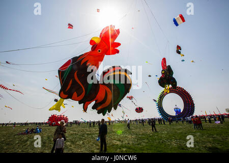 Weifang, China Shandong Provinz. 15. April 2017. Verschiedene Drachen sind auf dem Gelände des 34. Weifang Internationales Drachenfestival in Weifang, Ost-China Shandong Provinz, 15. April 2017 gesehen. Die jährlichen Kite-Gala startete hier Samstag. Bildnachweis: Wang Junrong/Xinhua/Alamy Live-Nachrichten Stockfoto