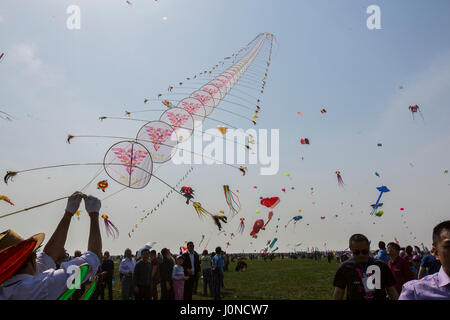 Weifang, China Shandong Provinz. 15. April 2017. Verschiedene Drachen sind auf dem Gelände des 34. Weifang Internationales Drachenfestival in Weifang, Ost-China Shandong Provinz, 15. April 2017 gesehen. Die jährlichen Kite-Gala startete hier Samstag. Bildnachweis: Wang Junrong/Xinhua/Alamy Live-Nachrichten Stockfoto