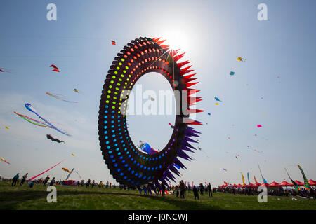 Weifang, China Shandong Provinz. 15. April 2017. Verschiedene Drachen sind auf dem Gelände des 34. Weifang Internationales Drachenfestival in Weifang, Ost-China Shandong Provinz, 15. April 2017 gesehen. Die jährlichen Kite-Gala startete hier Samstag. Bildnachweis: Wang Junrong/Xinhua/Alamy Live-Nachrichten Stockfoto